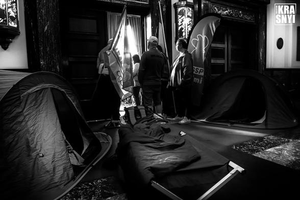 Les manifestants devant l'hôtel de ville de Charleroi
