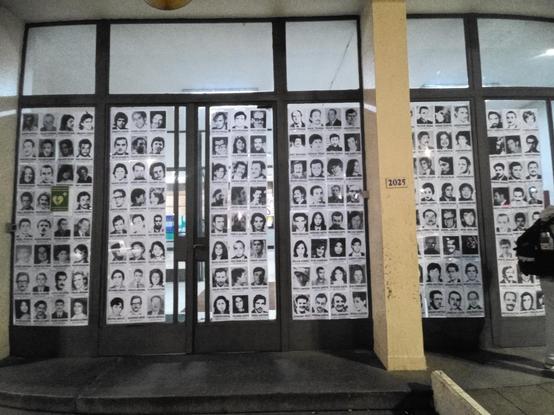 Puerta del IPA cos las fotos de los 197 desaparecidos y desaparecidas
