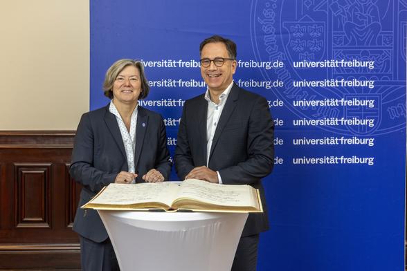 Rektorin Kerstin Krieglstein und Marco Prinz bei der Verleihung der Universitätsmedaille.

Foto: Jürgen Gocke / Universität Freiburg