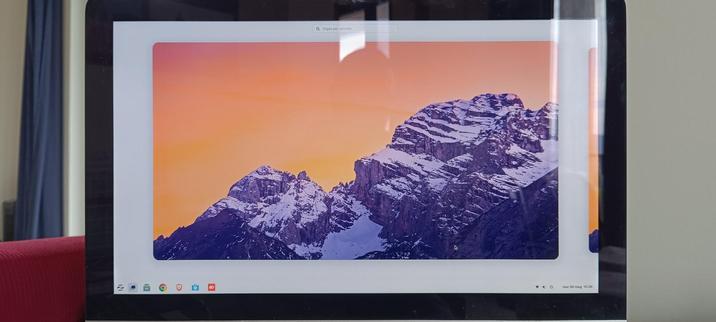 Schermo di un iMac con desktop di ZorinOs.