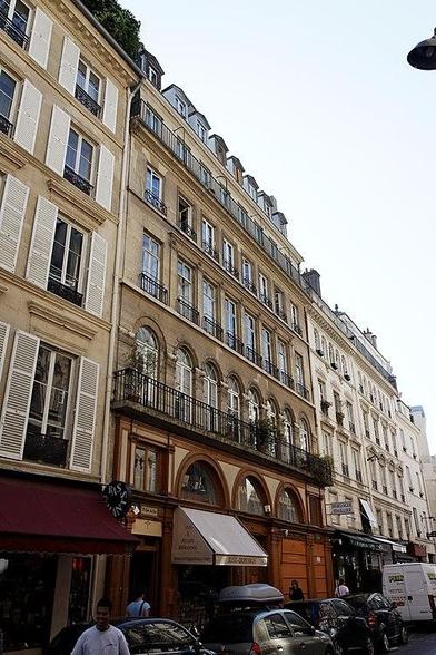 Immeuble à #Paris7 (#Paris) Construction XIXe siècle. Devantures, façade sur rue de l'immeuble et décors intérieurs : inscription par arrêté du 23 mai 1984.
Suite 👉 https://monumentum.fr/monument-historique/pa00088761/paris-7e-arrondissement-immeuble
#Patrimoine #MonumentHistorique
Photo CC-BY-SA 4.0 : Thesupermat