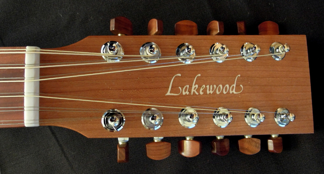12 wirbel/stimmechaniken aus chrom mit griff aus pflaume im kopf einer lakewood gitarre … hintergrund schwarz