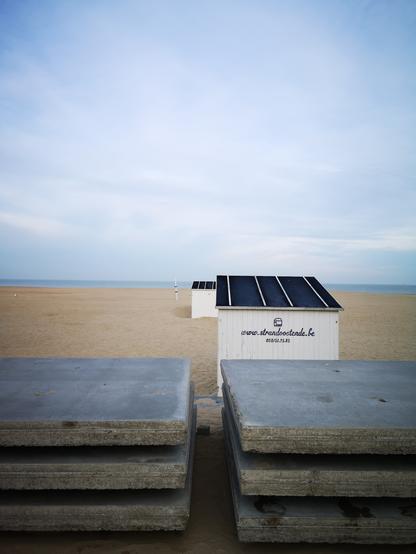 Weiße Strandhäuschen am weitläufigen Strand von Ostende.