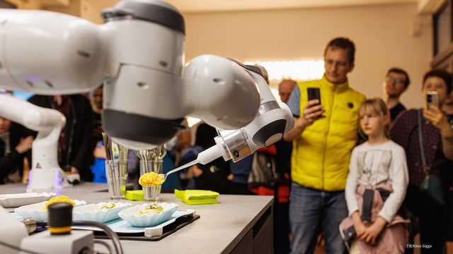 Foto der Langen Nacht der Wissenschaften 2024 zeigt einen Roboter der Essen austeilt in der CeTIBar.