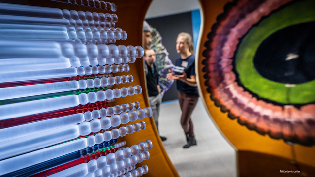 Foto eines menschengroßen Modells vom Augeninneren bei der Langen Nacht der Wissenschaft.