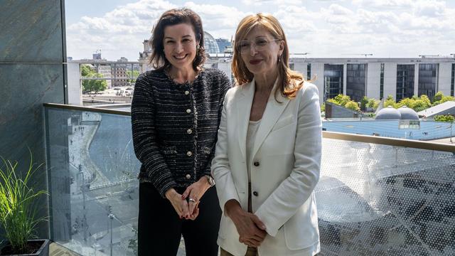 Bundesforschungsministerin Dorothee Bär und EU-Kommissarin Ekaterina Zaharieva auf dem Balkon des BMFTR.