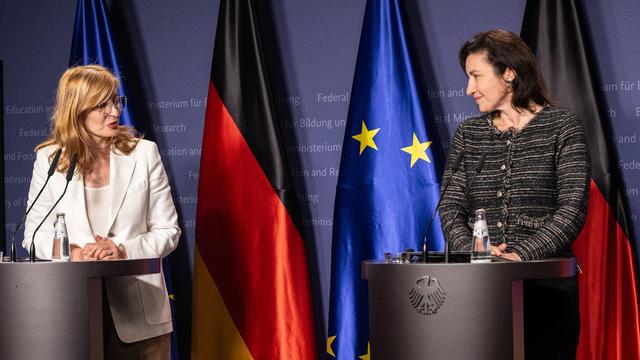 EU-Kommissarin Ekaterina Zaharieva und Bundesforschungsministerin Dorothee Bär beim Pressestatement im BMFTR.