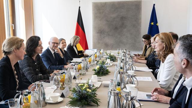 Bundesforschungsministerin Dorothee Bär (2.v.l.) und der Staatssekretär Marcus Pleyer (3.v.l.) auf der Seite des BMFTR. Auf der rechten Seite des Tisches zu sehen: die EU-Kommissarin Ekaterina Zaharieva (2.v.r.) mit ihrer Delegation.