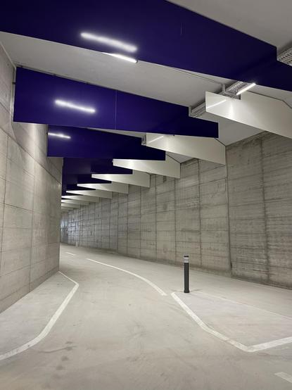 Velotunnel in Zürich mit Abzweigung zu den 1200 Fahrradabstellplätzen direkt unter den Gleisen des Hauptbahnhofs.