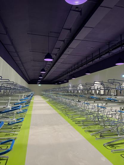 Einstellhalle des Stadttunnels für rund 1200 Velos