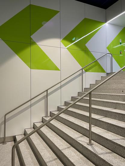 Treppe zur Sihl-Passage, welche die Velo-Abstellplätze des Stadttunnels mit den oberirdischen Bahnperrons verbindet
