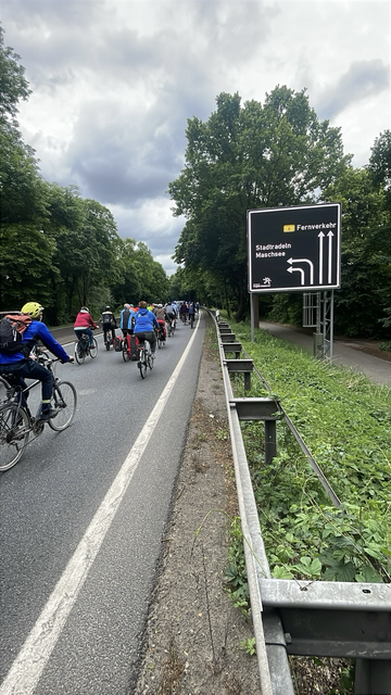 Wegweiser auf WestSchnellweg zum STADTRADELN/ Maschsee