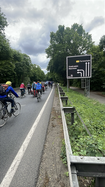 Wegweiser auf WestSchnellweg zum STADTRADELN/ Maschsee