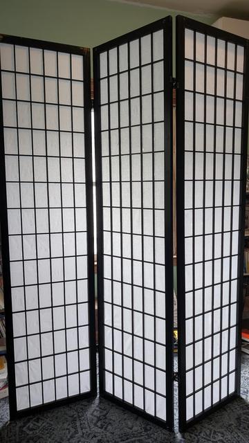 The screen, completed. All three panels have been re-papered and all the wood has been re-glued. The same daylight shines through from the back.

There is a small amount of imperfection in the work. But it gives the effect of self-work rather than bad-work.