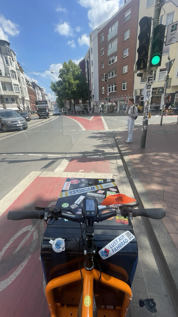 Kreuzung LindenerMarkt - Statt sich Konsequent von Öffentlichen Autolagerflächen zu trennen- ist Der Radverkehr auf Die Rücksicht / Weitsicht des nachfolgenden MKV  ausgeliefert