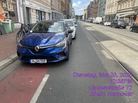 Statt den Fahrradschutzstreifen konsequent hinter dem Hochbahnsteig auf Der Limmerstrasse lückenlos weiterzuführen- Fahren unsicherer radfahrende zwischen der Rechten StraßenbahnSchienen direkt an den Geparkten Autos Vorbei