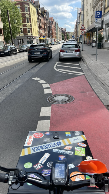 Limmerstrasse der Schnelle Regional Alltags Radverkehr- Wird Zwischen den Straßenbahnschienen ungeschützt weitergeführt- Statt sich von den öffentlichen Autolagerflächen konsequent zu trennen- Sehr naiv zu glauben - Das Der VAD/ Ordnungsdienst die zeitliche Beschränkung von einer Stunde tatsächlich täglich überwacht.