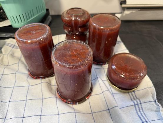 Frische Erdbeermarmelade in Gläsern