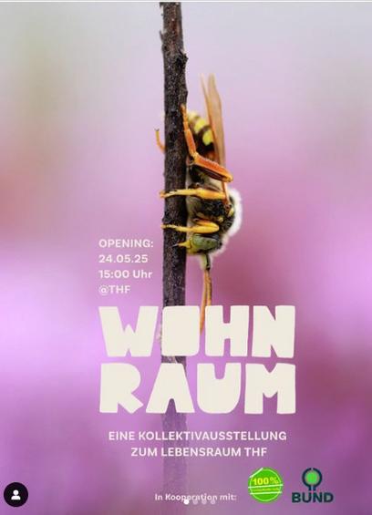 Plakat: "WOHNRAUM - eine Kollektivausstellung zum Tempelhofer Feld, in Kooperation mit 100% Tempelhofer Feld und dem BUND, Opening 24.5.25, 15:00, Eintritt frei", dahinter vor violettem Hintergrund eine Wespe oder Wildbiene, die einen Zweig senkrecht herunterklettert