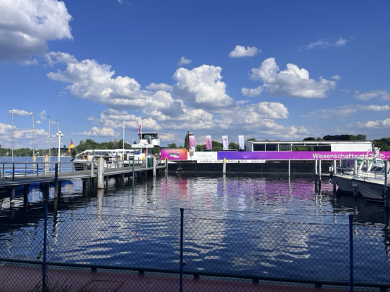 Das Schiff in Potsdam West auf der Havel (Foto) bei Sonnenschein