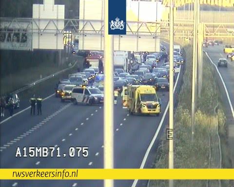 Een ongeval op de A15 bij Hendrik-Ido-Ambacht.