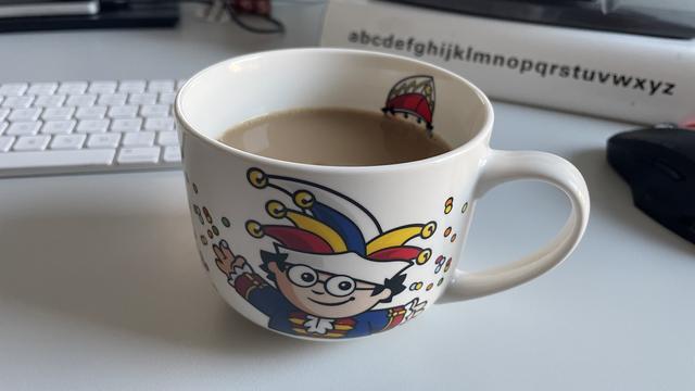 Kaffeetasse mit einem Mainzelmännchen mit einer Fassnachtskappe auf