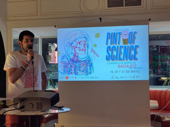 el presentador dan comienzo al Pint of Science en el bar Carmen en Badajoz