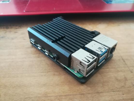 mein kleiner Computer ist etwa so groß wie eine Zigarettenschachtel. Das Innere wird verborgen unter einem schwarzen Kühlrippen-Gehäuse.