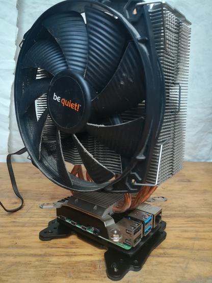 der Raspberry Pi wird so warm, dass es sicher nicht schaden kann, einen Kühlkörper draufzuschnallen. Dieser Lüfter ist über 125mm im Durchmesser und unter anderem deshalb 23dB leise.