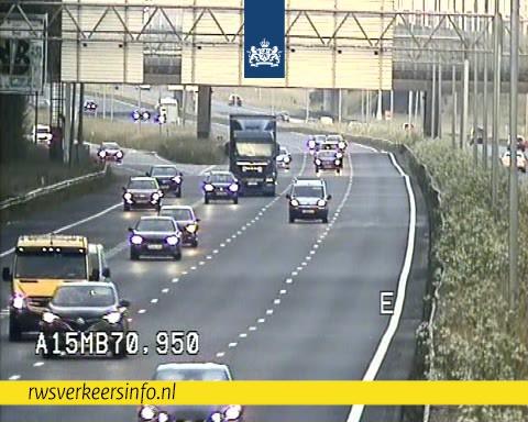 Verkeer rijdt over de A15 bij Hendrik-Ido-Ambacht.