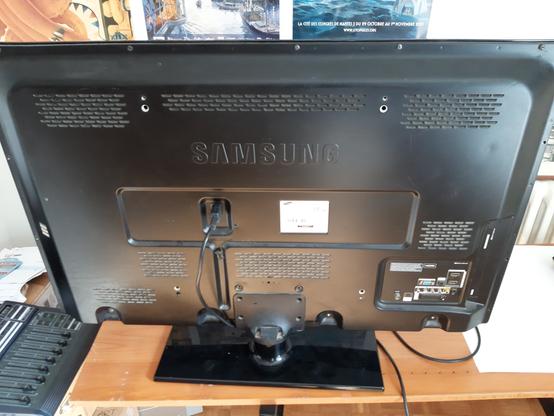 Photo d'un écran plat de télévision pris de l'arrière