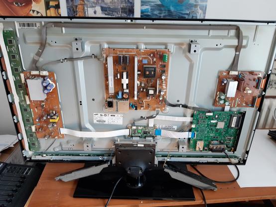 Photo de l'arrière de la télévision démontée avec de l'électronique apparente