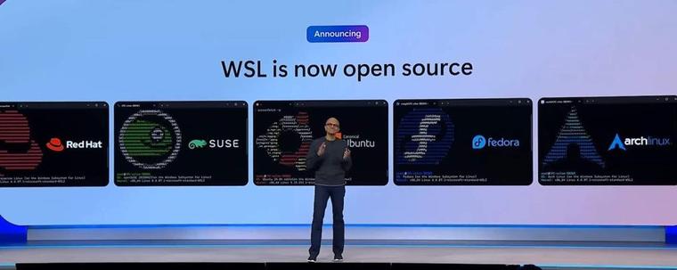 Annonce des différents distributions Linux acceptés sur WSL 2. derrière l'orateur plusieurs ICL sont ouverts et sont inscrits les logos des distributions acceptés