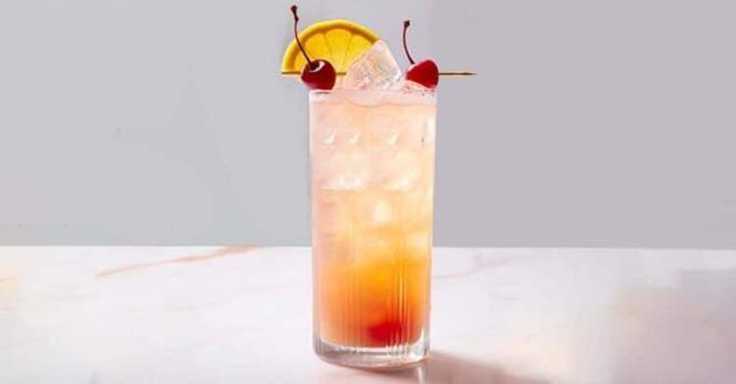 Planter's Punch rum cocktail on table