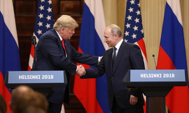 El presidente Donald Trump, a la izquierda, estrecha la mano de Vladímir Putin, presidente de Rusia, en una imagen de archivo. (Bloomberg via Getty Images)