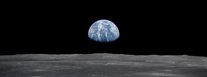 Total unspektakuläres Bild der aufgehenden Erde vom Mond aus gesehen.