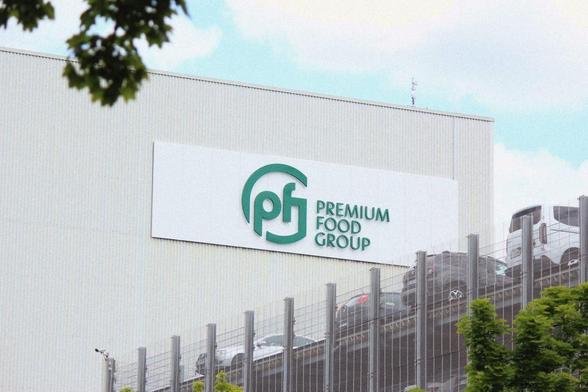 Foto: ein Industriegebäude mit dem Logo von "Premium Food Group"