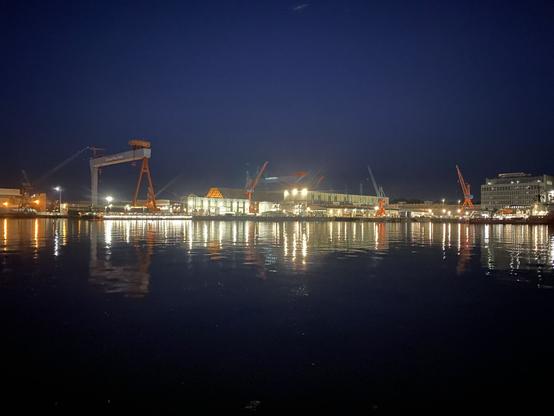 Kieler Werftkräne bei Nacht.