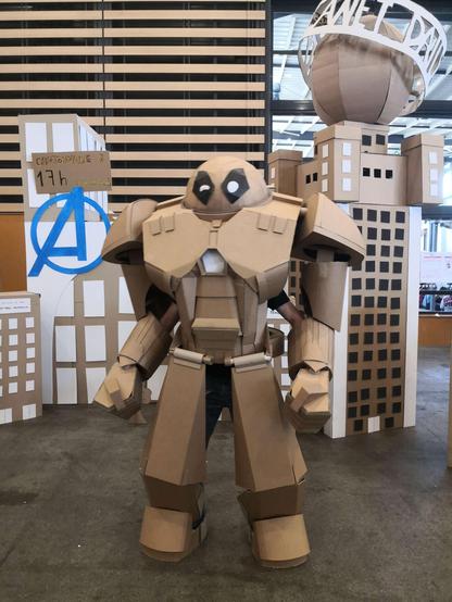 D'autres créations des copains. L'iron-man modifié est particulièrement grand (2m20 environ). La tour du daily planet en arrière plan fait bien 3m de haut, et seule la moitié inférieure de la tour des Avengers est visible. Une fois monté, on avait un bel immeuble de 4m50