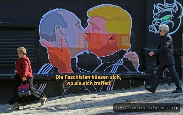 Die Faschisten küssen sich, wo sie sich treffen!
2016 wandbild, vilnius, litauen, putin und trump küssen sich
foto:  petras malukas / afp 
Zwei Menschen gehen auf einer abschüssigen Straße vor einem farbigen Wandgemälde vorbei, auf dem Putin und Trump abgebildet sind, die sich küssen. Ein ähnliches Foto gibt es vom sozialistischen Bruderkuss zwischen Breshniew und Honecker.