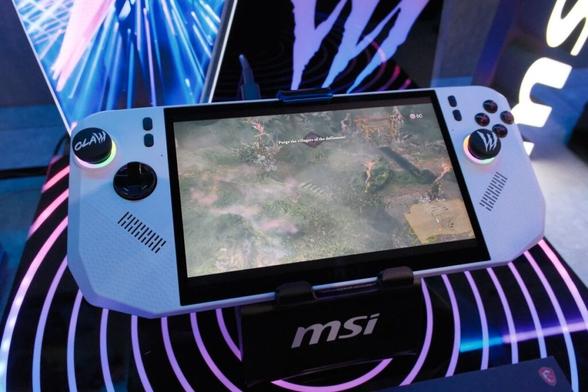 MSIのポータブルゲーム機「Claw」にRyzen版が登場。漆塗りの浮世絵ノートも - PC Watch