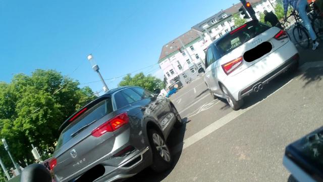 Zwei Fahrzeuge nebeneinander blockieren eine Fahrradaufstellfläche.
