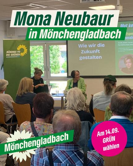 Veranstaltung der Grünen in Mönchengladbach mit Mona Neubaur und Anita Hoffmann. Im Vordergrund sitzen zahlreiche Besucher*innen, im Hintergrund diskutieren Neubaur und Hoffmann auf einem Podium. Ein Plakat mit dem Titel „Wie wir die Zukunft gestalten“ und ein Roll-Up von Bündnis 90/Die Grünen sind zu sehen. Textüberlagerungen: „Mona Neubaur in Mönchengladbach“, „Mönchengladbach“ mit Sonnenblumen-Symbol, und ein pinker Kreis mit „Am 14.09. GRÜN wählen“.