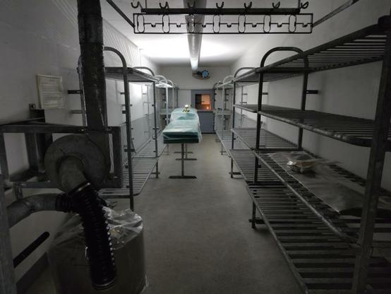 Ein Atomschutzunterstand ist einfach ein Röhrenraum mit Metallbetten an den Wänden, Gewehrrechen und Luftpumpe vorne und Notausstieg mit Kerzenbeleuchtung hinten.