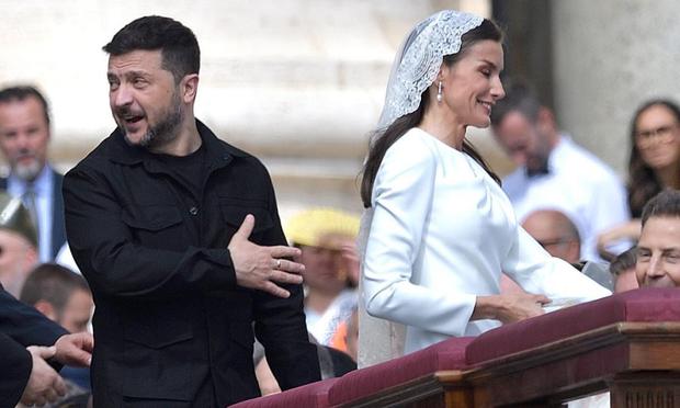 Letizia, junto a Zelenski. (GETTY)
