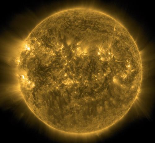 Die ganze erdzugewandte Seite der Sonne in gelber Farbe. Links am Rand weiterhin die beiden Aktiven Regionen in hellerer Darstellung.
