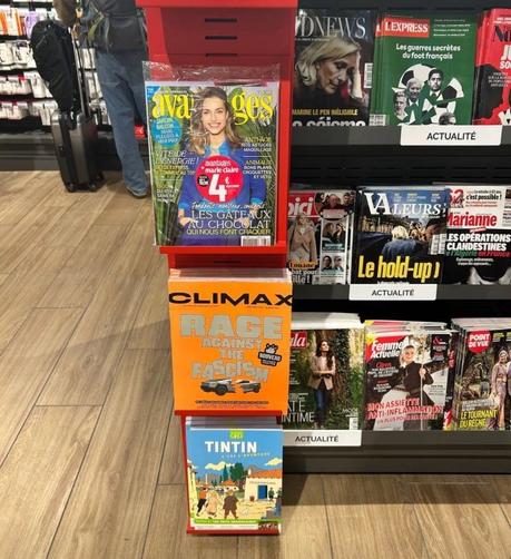 Climax version papier dans une librairie Relay, exposé en tête de rayon non loin des VA et JDnews… En couverture, on lit « rage against thé fascism » au dessus d’une Tesla muskienne cassée en deux.