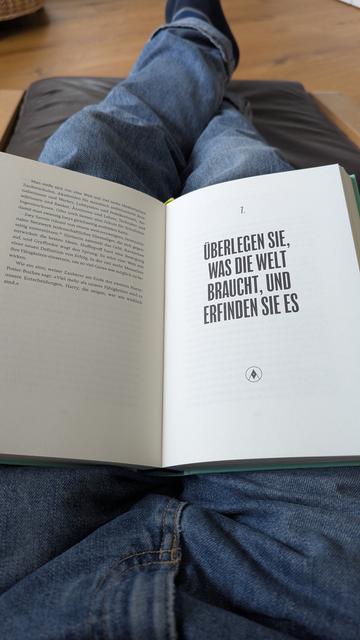 Bild des Buches "Moralische Ambition" bin Ruther Bregmann aufgeschlagen beim Kapitel "Überlegen sie, was die Welt braucht, und erfinden sie es