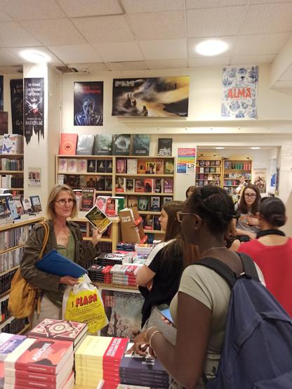 Les internes du lycée Louis-Bascan en mission librairie à Rambouillet (78).