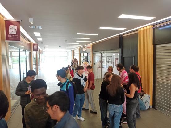 Les internes du lycée Louis-Bascan en mission librairie à Rambouillet (78).
